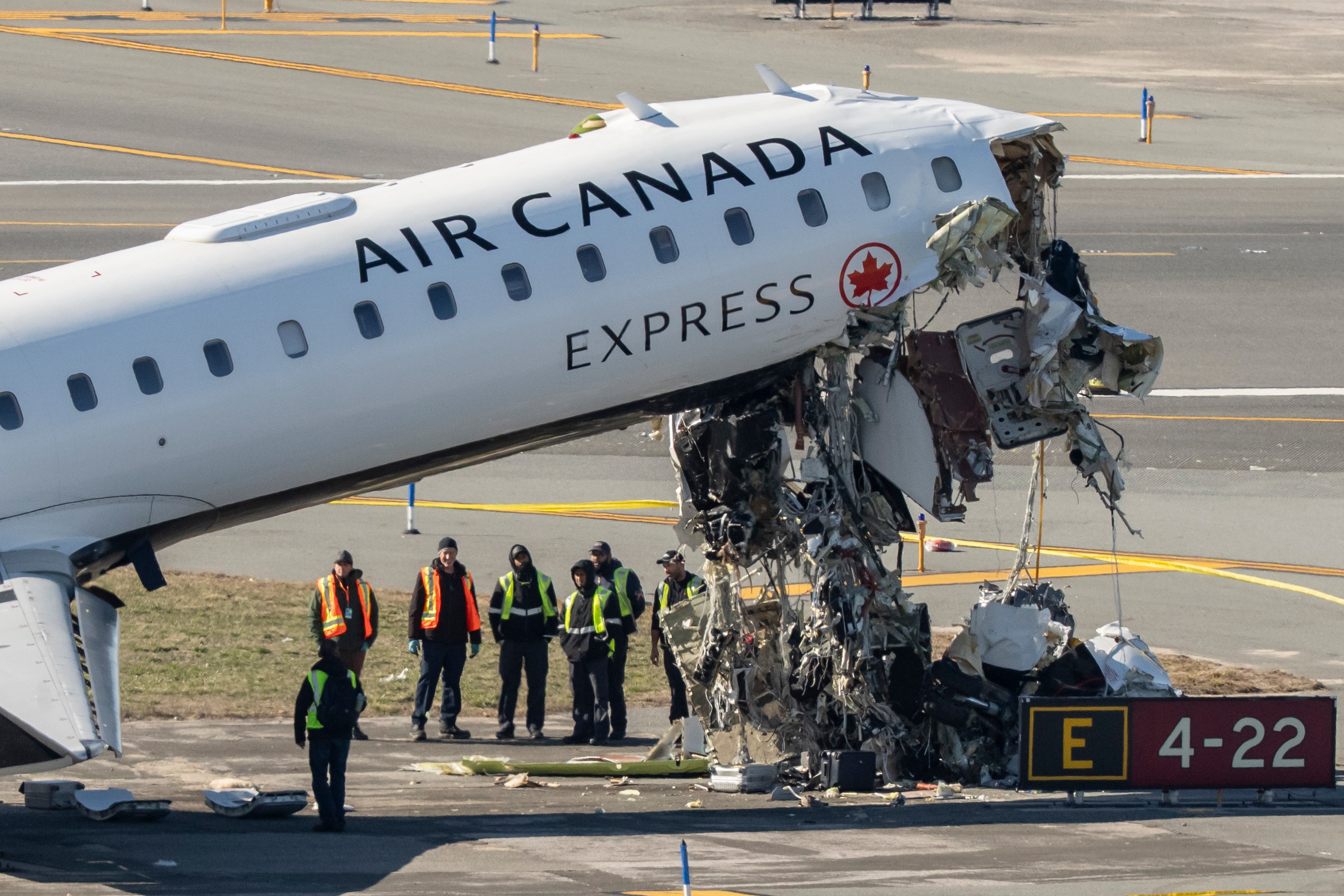 Controladores habrían salido antes de su turno antes del mortal choque de avión de Air Canada en LaGuardia