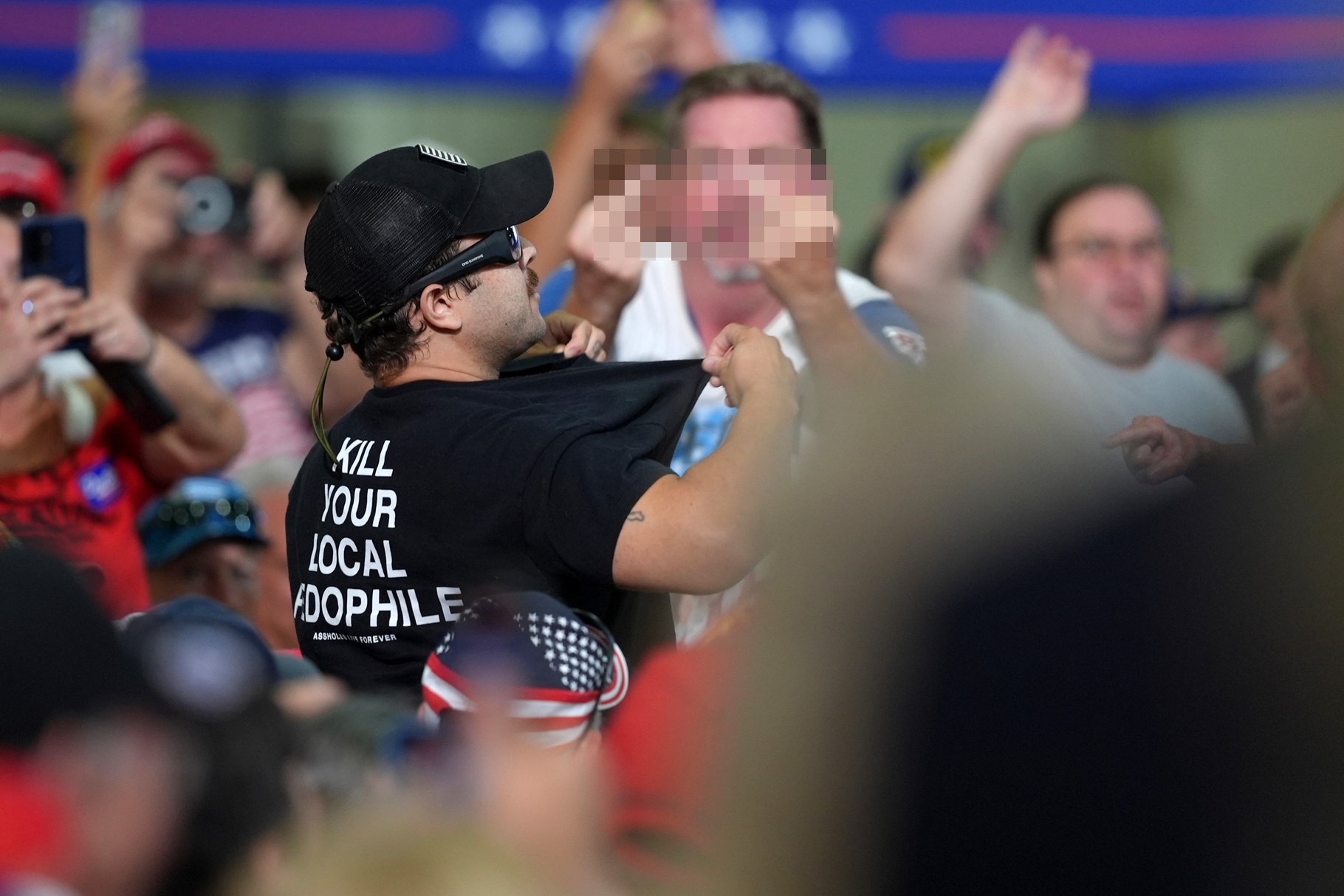 Manifestantes con consignas contra la pedofilia son expulsados de mitin de Trump en Carolina del Sur