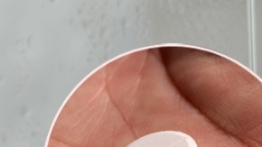 La mezcla de aspirina y champú podría aportar un ligero efecto limpiador en el cabello, pero poco o nada más.