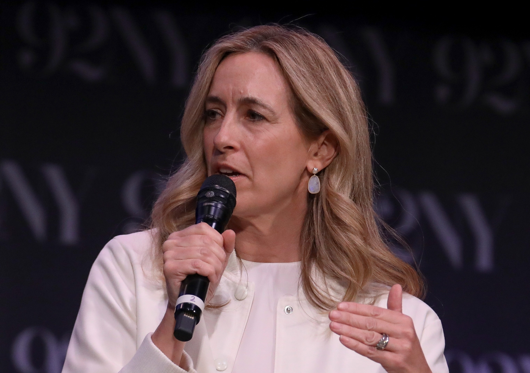Mikie Sherrill dice que respaldaría una ley de identificación para votar en Nueva Jersey; organizaciones lanzan advertencia