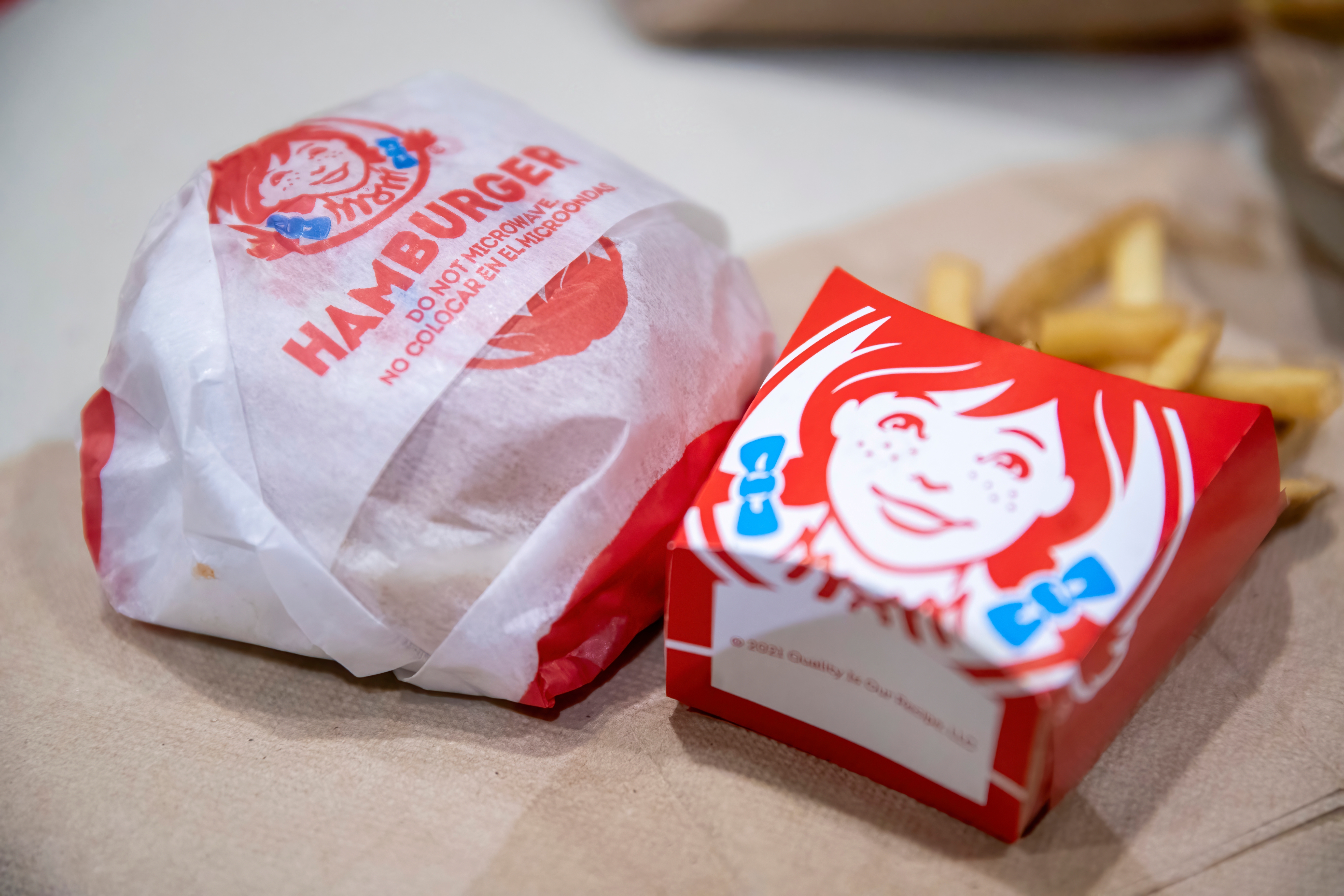 Mujer demanda a Wendy’s en Chicago tras gastar más de $90,000 en atención médica: qué pasó