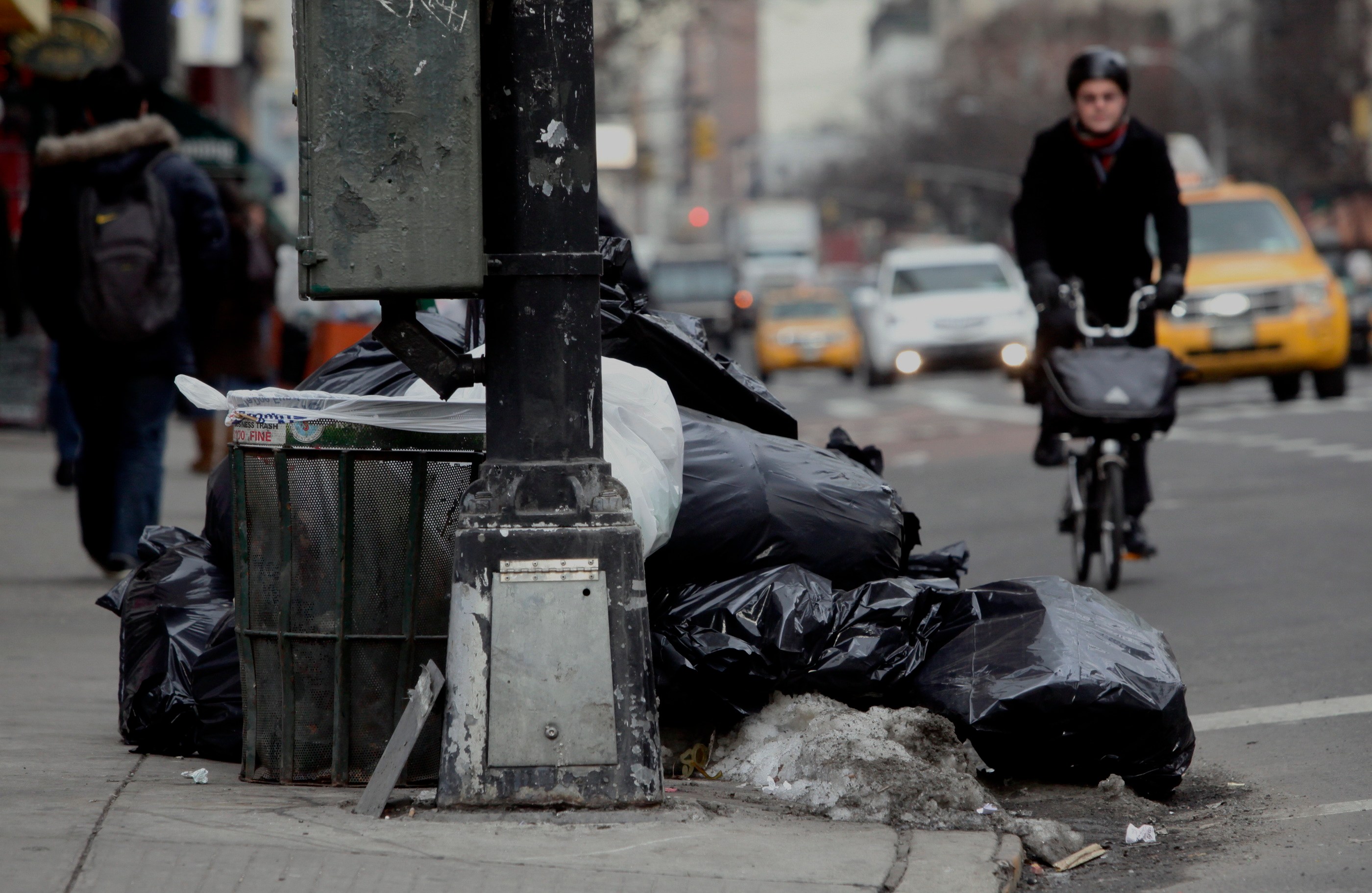 Nueva regla en NYC: ya no puedes sacar la basura sin un contenedor oficial desde septiembre - El Diario NY