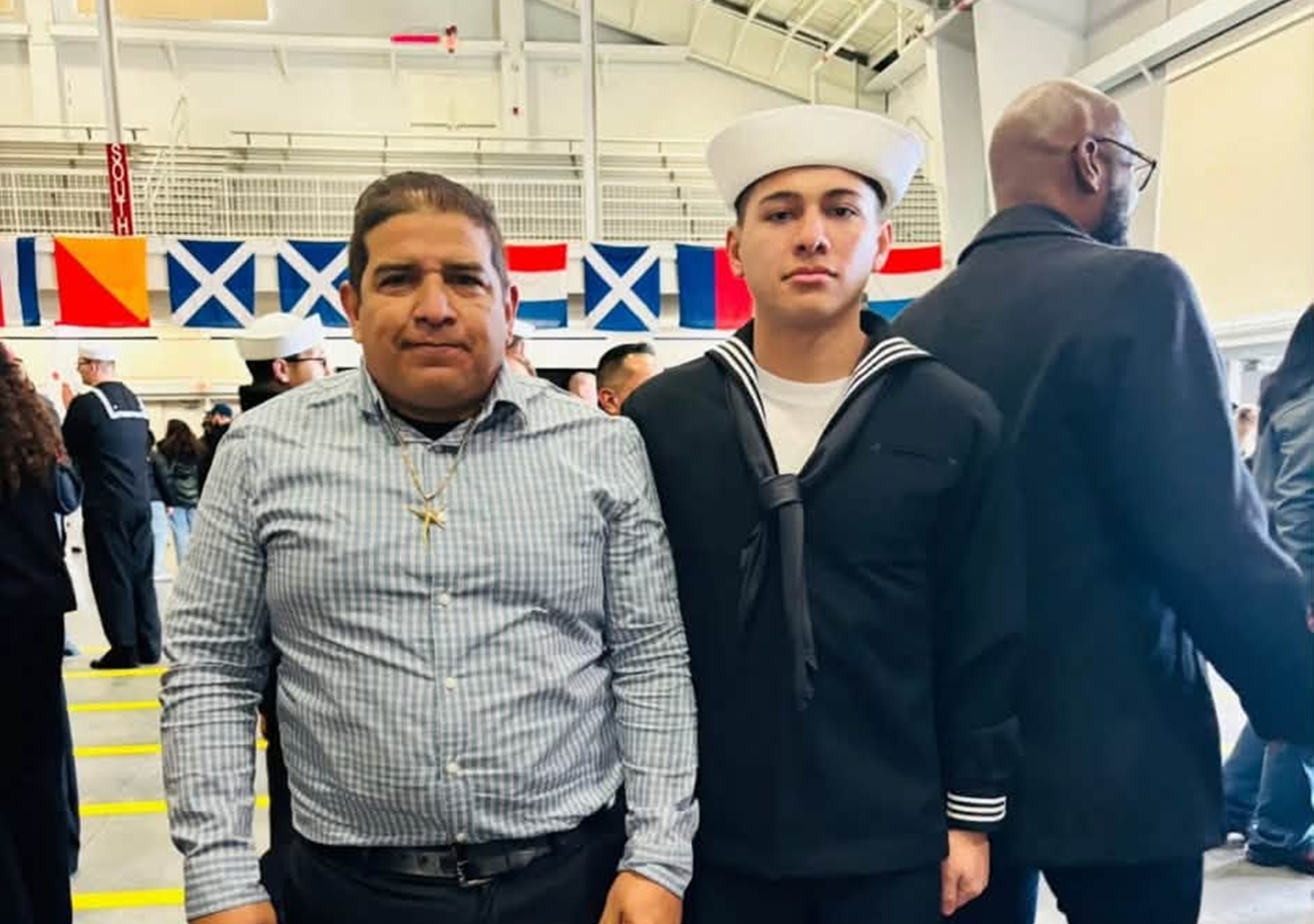 Padre latino de marino del USS Abraham Lincoln es detenido por agentes migratorios mientras su hijo está en Medio Oriente