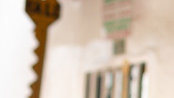 Pedir un préstamo hoy puede perseguir al estudiante mucho después de graduarse. El prestatario promedio debe $39,547 en deuda federal.