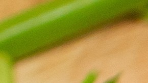 Las maderas duras como el maple o la teca absorben la humedad y atrapan microorganismos, reduciendo la supervivencia de bacterias. Además, son las mejores amigas del filo de tus cuchillos.
