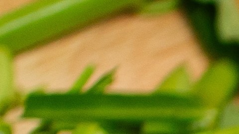 Las maderas duras como el maple o la teca absorben la humedad y atrapan microorganismos, reduciendo la supervivencia de bacterias. Además, son las mejores amigas del filo de tus cuchillos.