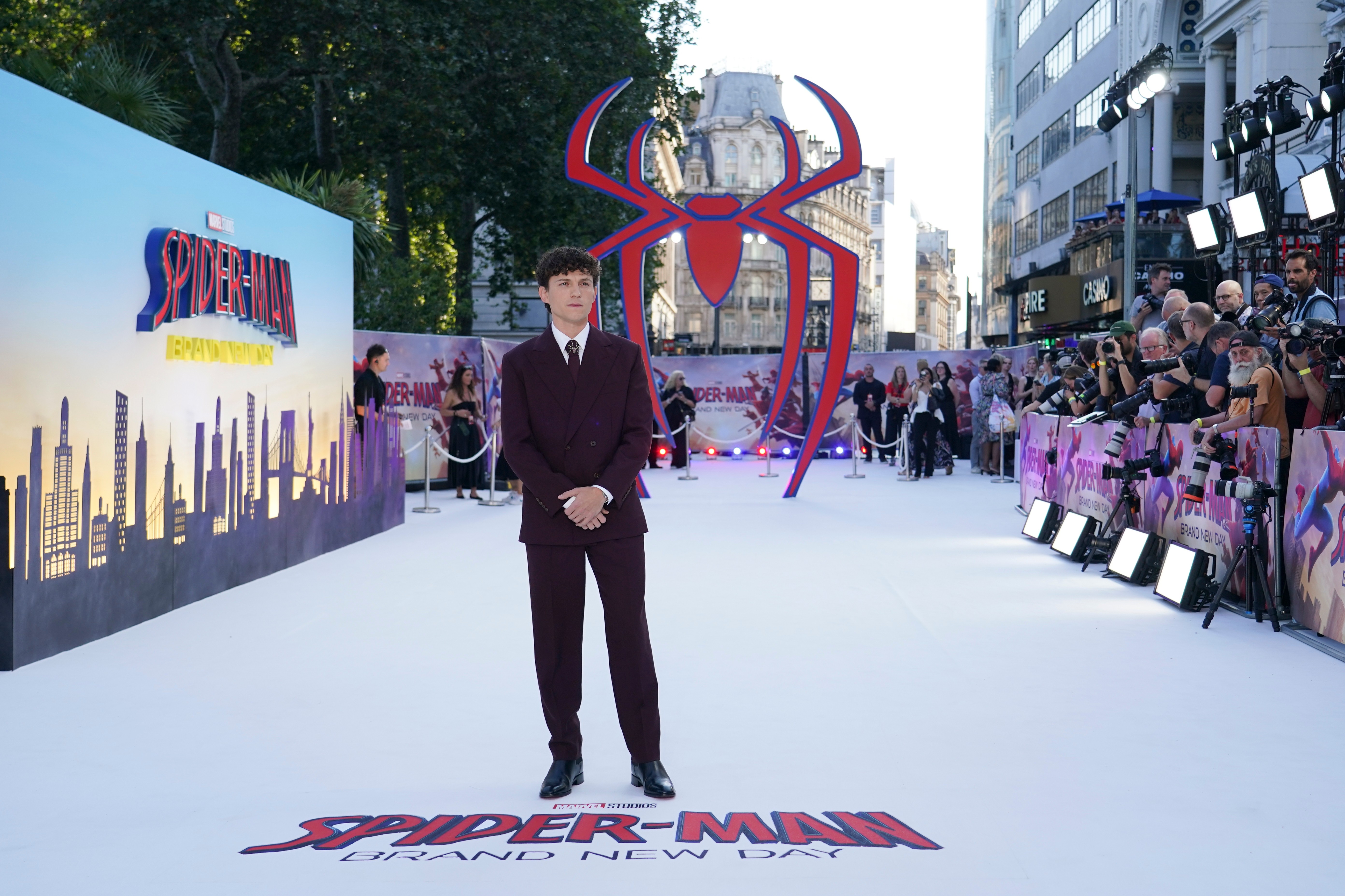 Bailarines disfrazados de Spiderman se roban el show con un “flash mob” en la salida del estreno de la película en Manhattan