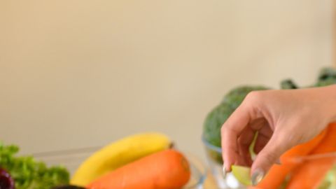 Gotitas de jugo de limón aplicadas sobre rodajas de manzana recién cortadas para evitar la oxidación.