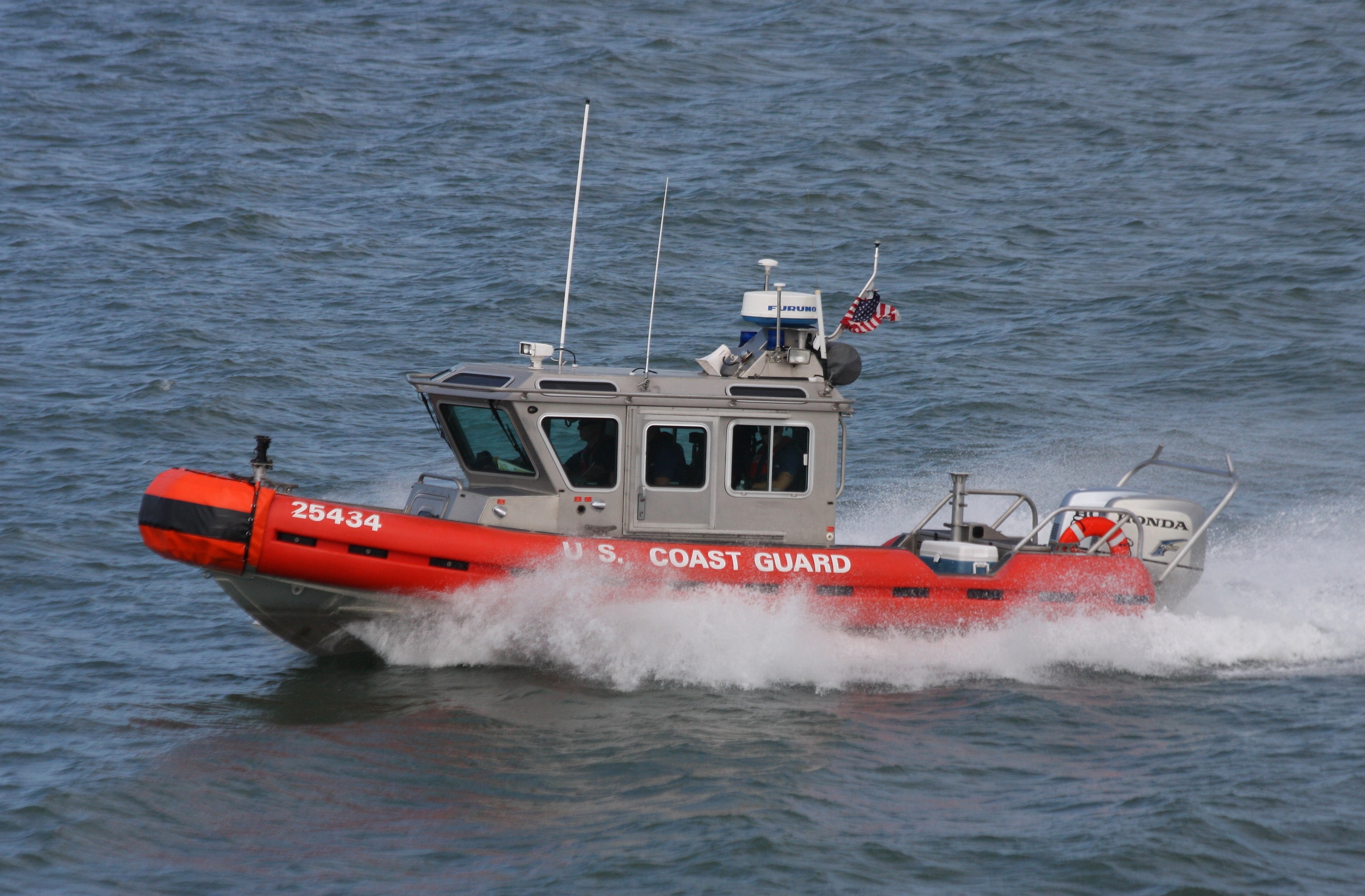 Un barco de la Guardia Costera sorprende en Times Square