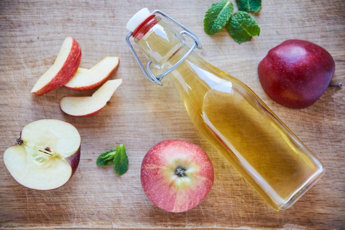 Una cucharada de vinagre de manzana diluida antes de tus alimentos principales ayuda a inhibir las enzimas digestivas que fragmentan los carbohidratos, mejorando el control de la insulina.