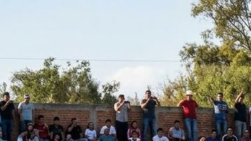Manada de vacas irrumpió en partido en México.