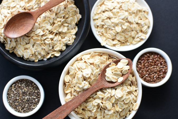 Conoce el poder de la fibra soluble de la chía, la linaza y la avena para hidratar tus heces, cuidar tu microbiota y transformar tu tránsito intestinal de forma natural.