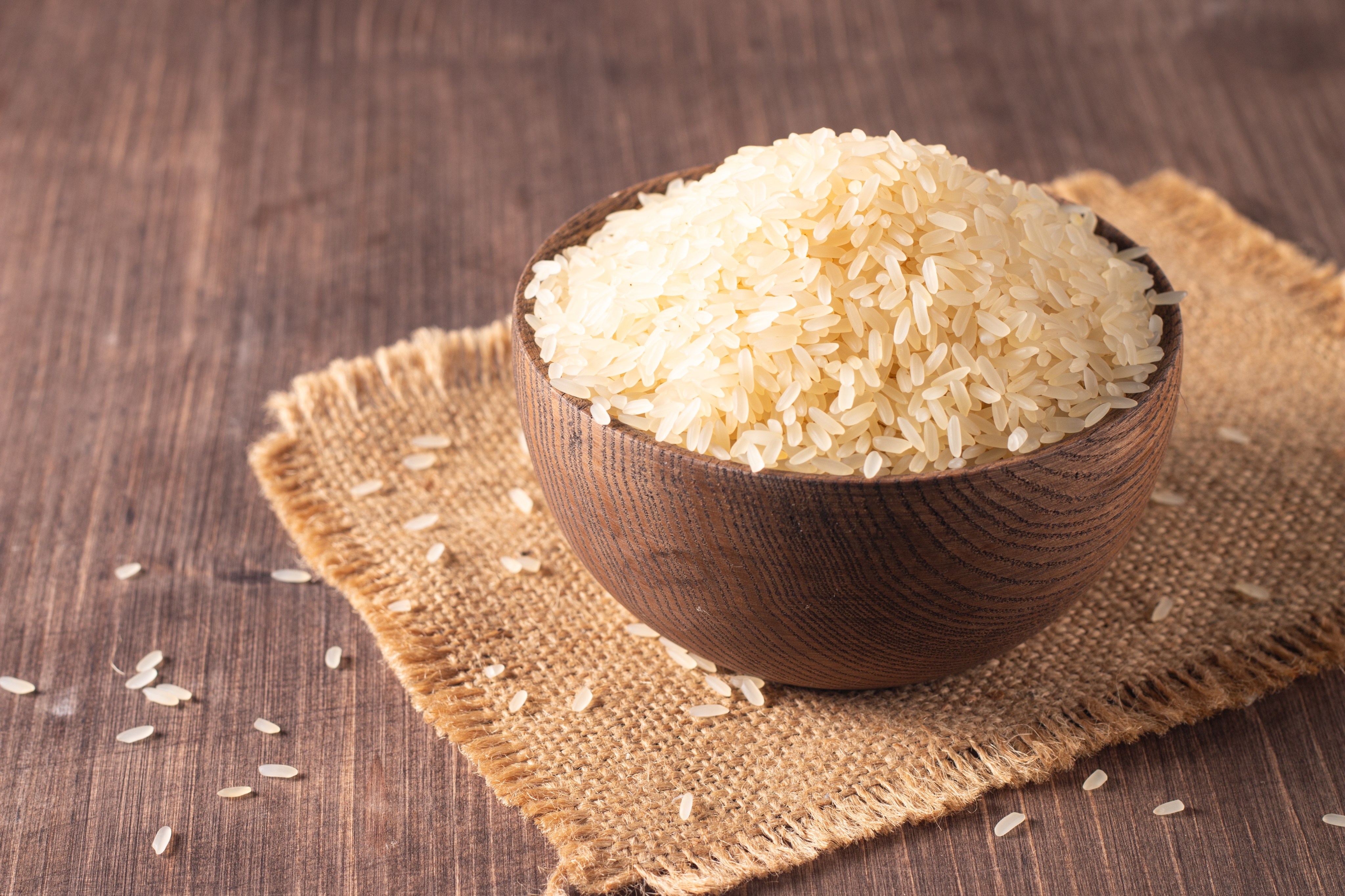 FDA amplía el retiro de 54,000 libras de arroz blanco jazmín por materiales extraños