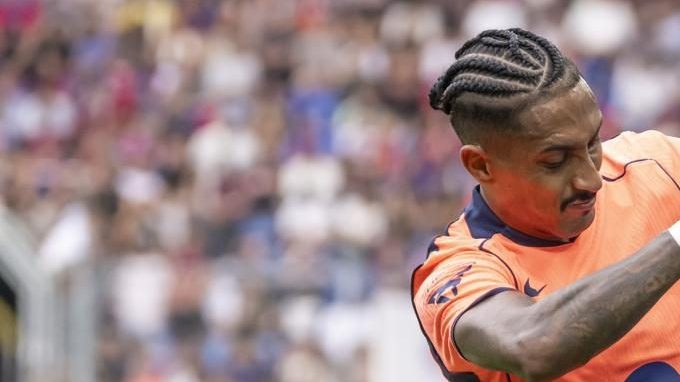 Raphinha, del Barcelona (izq.), y Philip Otele, del Basilea, en acción durante un partido amistoso de fútbol entre el FC Basel 1893 y el FC Barcelona en Basilea, Suiza, el 16 de agosto de 2026.