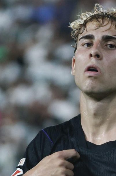 El centrocampista del Barcelona Fermín López celebra tras marcar el 0-5, durante el partido de LaLiga de fútbol que Elche CF y FC Barcelona disputan este domingo en el estadio Martínez Valero.