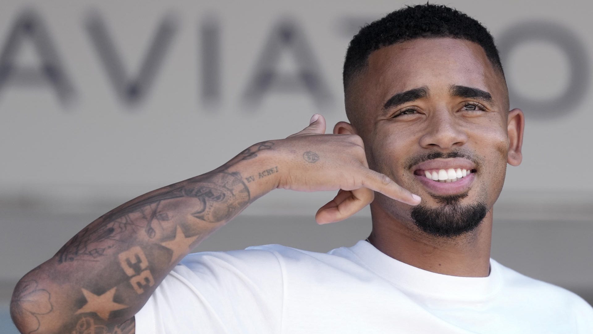 Gabriel Jesus llegó a Barcelona para pasar el reconocimiento médico y firmar hasta 2028