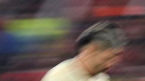 Una fotografía tomada con una velocidad de obturación lenta de Bruno Fernandes, del Manchester United, en acción durante el partido de la Premier League inglesa entre el Manchester United y el Ipswich Town, en Manchester (Reino Unido), el 30 de agosto de 2026.
