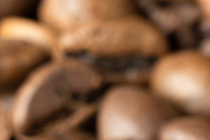 Aunque el café de grano aporta más antioxidantes delicados, el café soluble conserva excelentes propiedades moleculares como la cafeína y los ácidos clorogénicos.