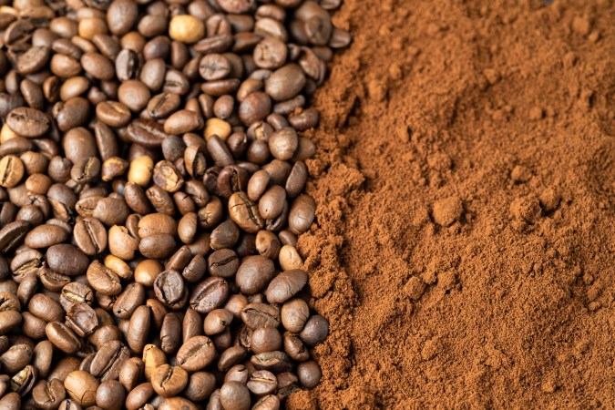 Aunque el café de grano aporta más antioxidantes delicados, el café soluble conserva excelentes propiedades moleculares como la cafeína y los ácidos clorogénicos.