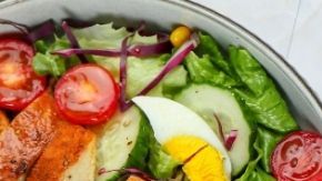Revertir el hígado graso no se trata de dietas restrictivas, sino de buenas combinaciones. Conoce el papel clave de la resistencia a la insulina y cómo proteger la salud hepática sin decirle adiós a la papa o al arroz.