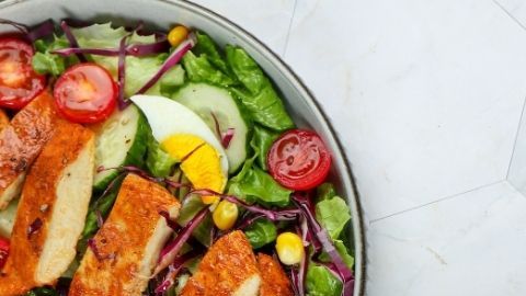 Revertir el hígado graso no se trata de dietas restrictivas, sino de buenas combinaciones. Conoce el papel clave de la resistencia a la insulina y cómo proteger la salud hepática sin decirle adiós a la papa o al arroz.
