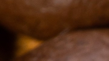 El café es el ritual favorito de las mañanas, pero su acidez de pH 5.0 puede ablandar temporalmente el esmalte dental.