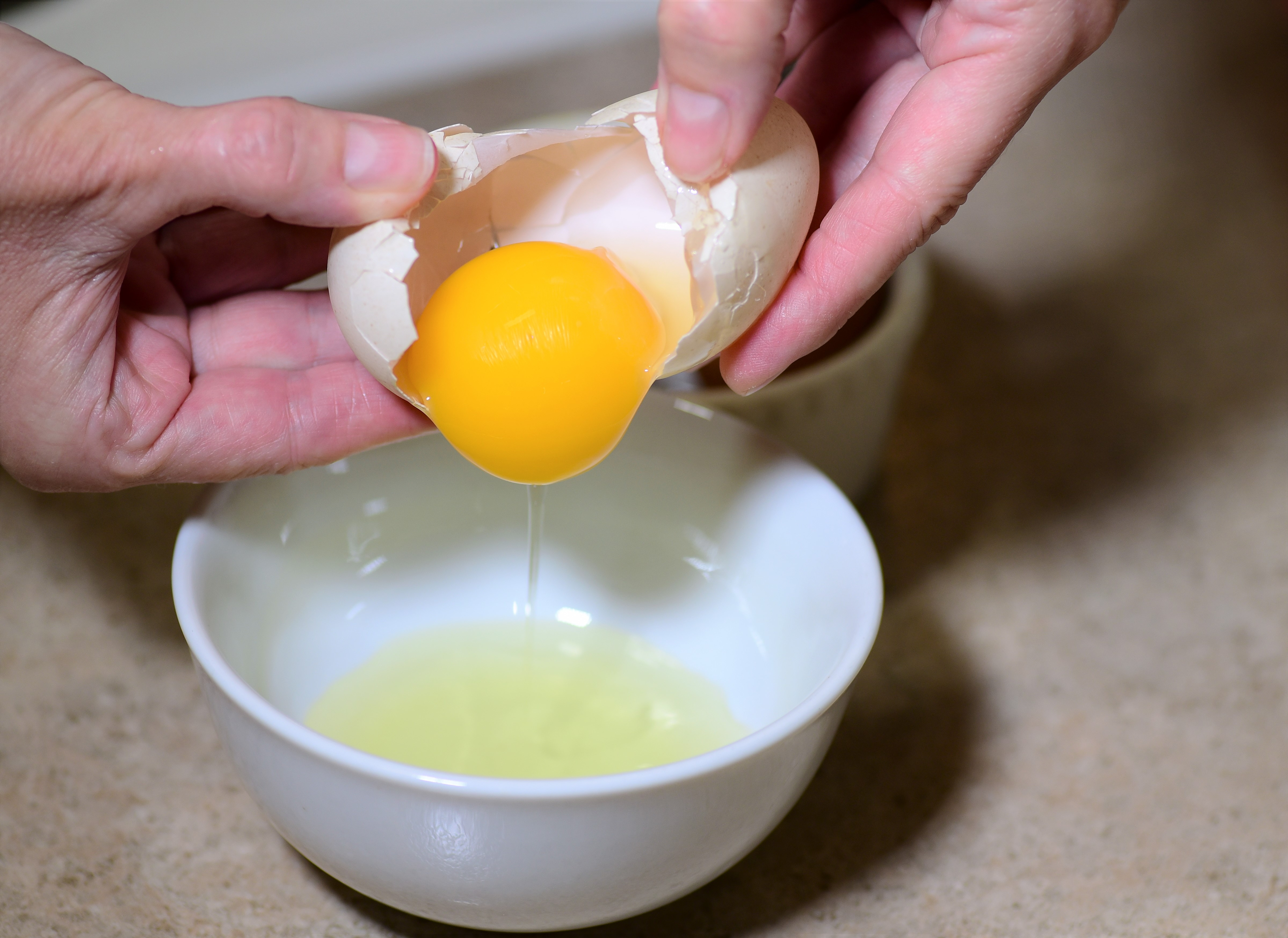 ¿Dónde guardar los huevos? Refrigerados vs. a temperatura ambiente: así cambia su frescura y seguridad
