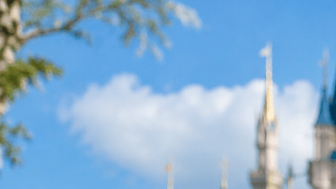 Empleados de un parque temático realizan tareas de limpieza y mantenimiento frente a un castillo en Florida.