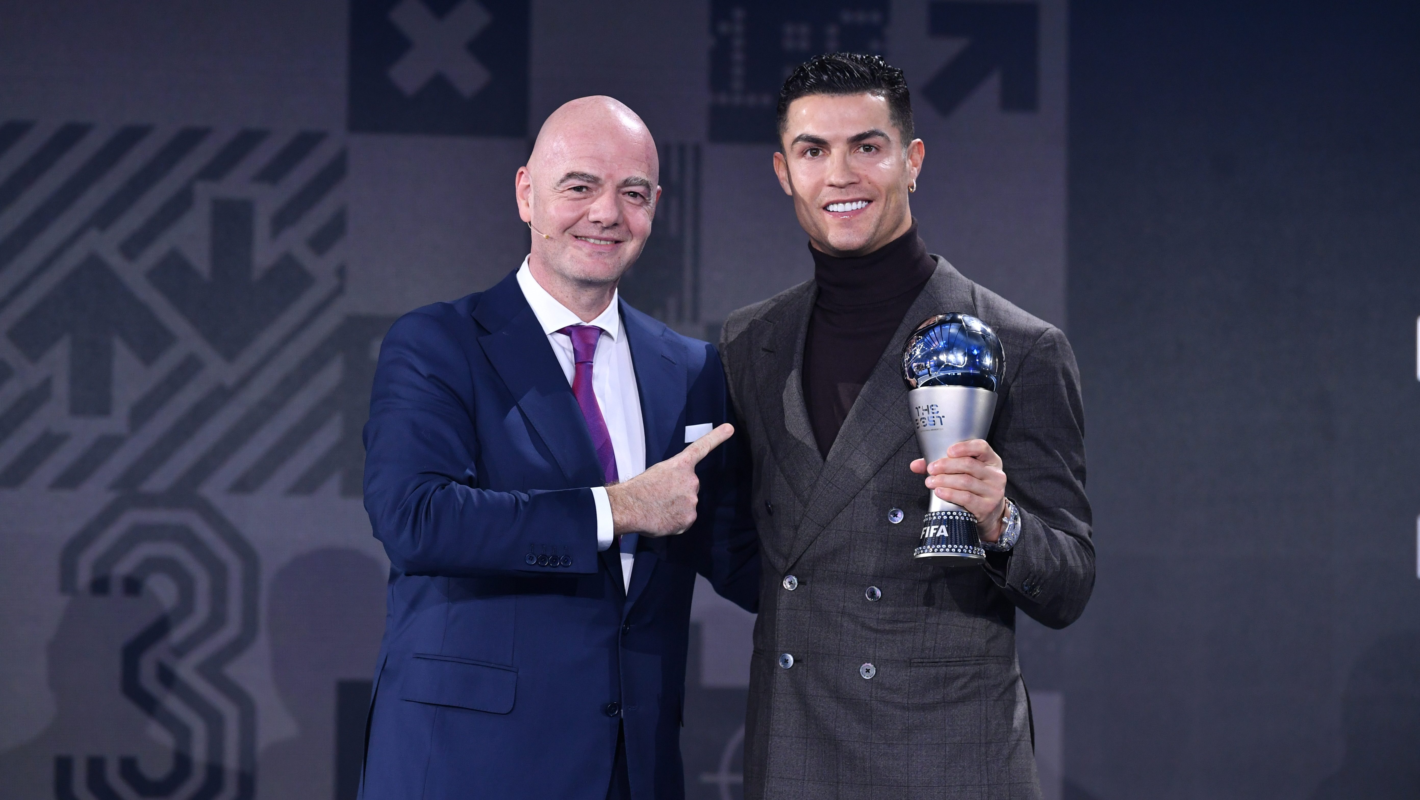 Cristiano Ronaldo se hace viral por su expresión facial tras saludar a Gianni Infantino