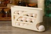 Dispensador de huevos limpio en el refrigerador: una práctica excelente para evitar la contaminación cruzada y optimizar espacio.