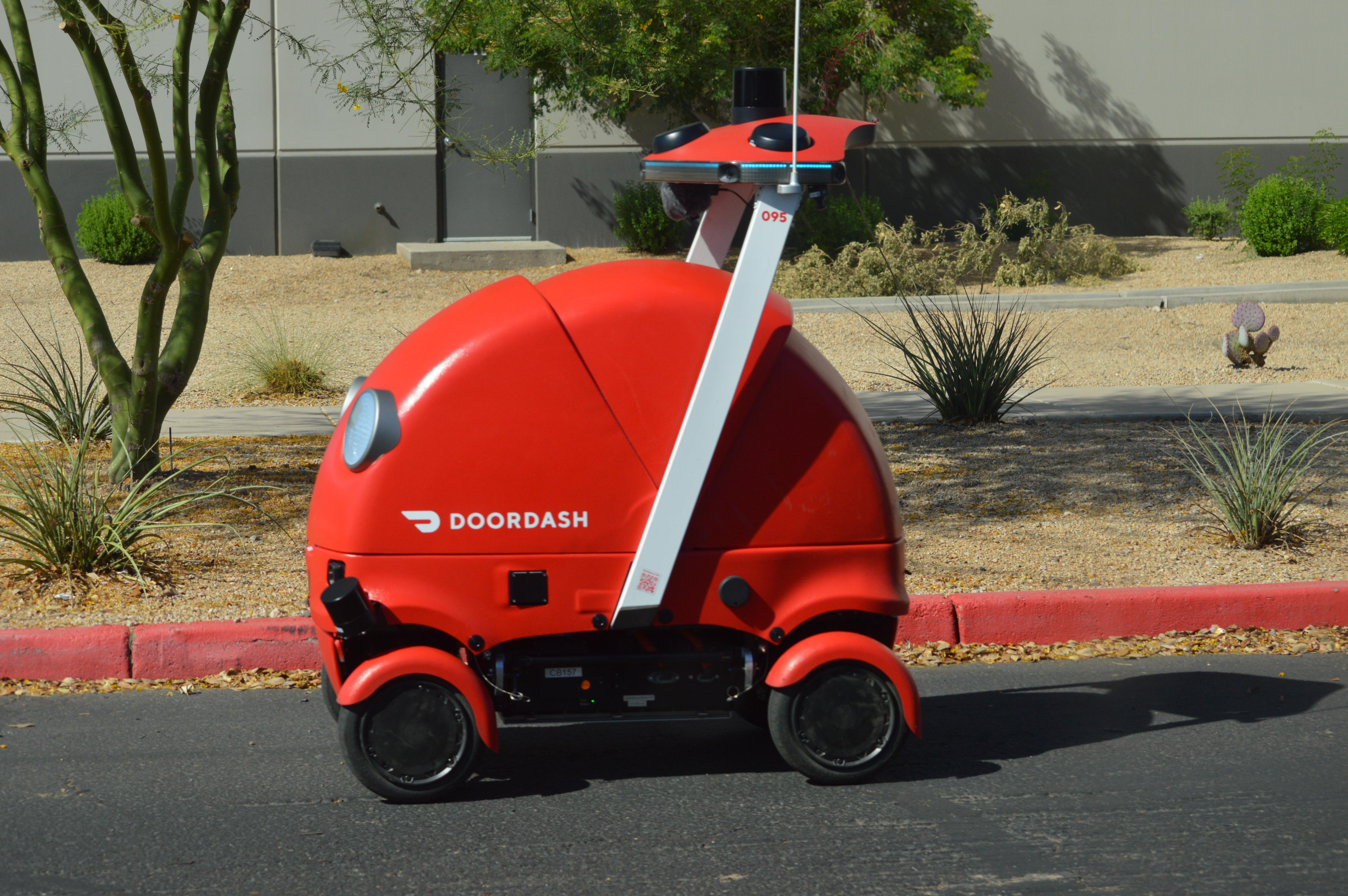 DoorDash paga a repartidores por ayudar a sus robots de entrega con los pedidos