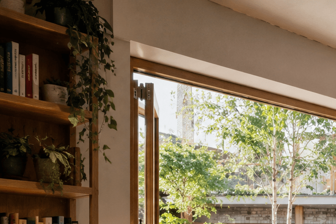 Adultos mayores conversan en un espacio comunitario con jardín diseñado para favorecer los encuentros sociales