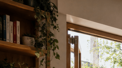 Adultos mayores conversan en un espacio comunitario con jardín diseñado para favorecer los encuentros sociales