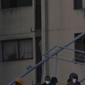 Personas trabajan en labores de rescate en una edificación colapsada por el terremoto de magnitud 7,4 que sacudió al país este lunes, en Cali (Colombia).