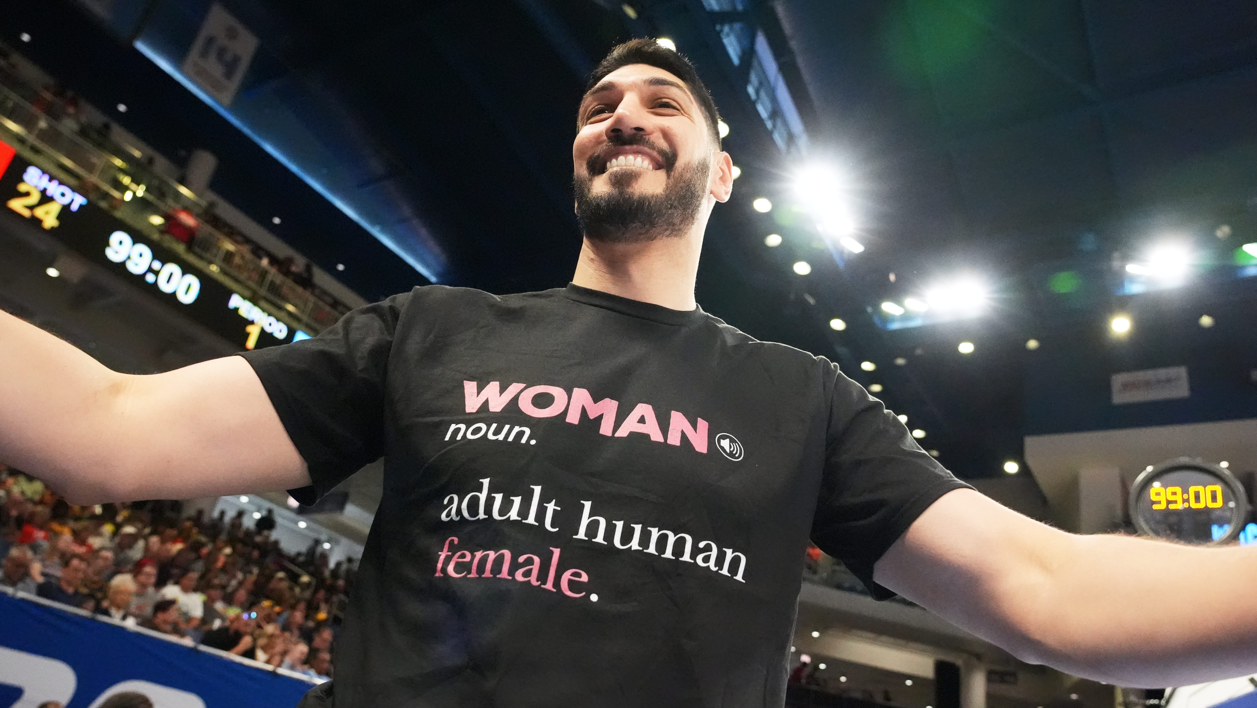 Ex NBA Enes Kanter Freedom fue expulsado de partido de WNBA por llevar camiseta con definición de la palabra “mujer”