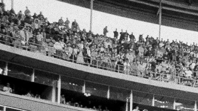 John Niland (74), estrecha la mano de Bob Lilly durante la ceremonia de homenaje a Lilly en el descanso del partido en el Texas Stadium de Irving, el 23 de noviembre de 1975. Niland y Lilly fueron compañeros de equipo el año anterior.