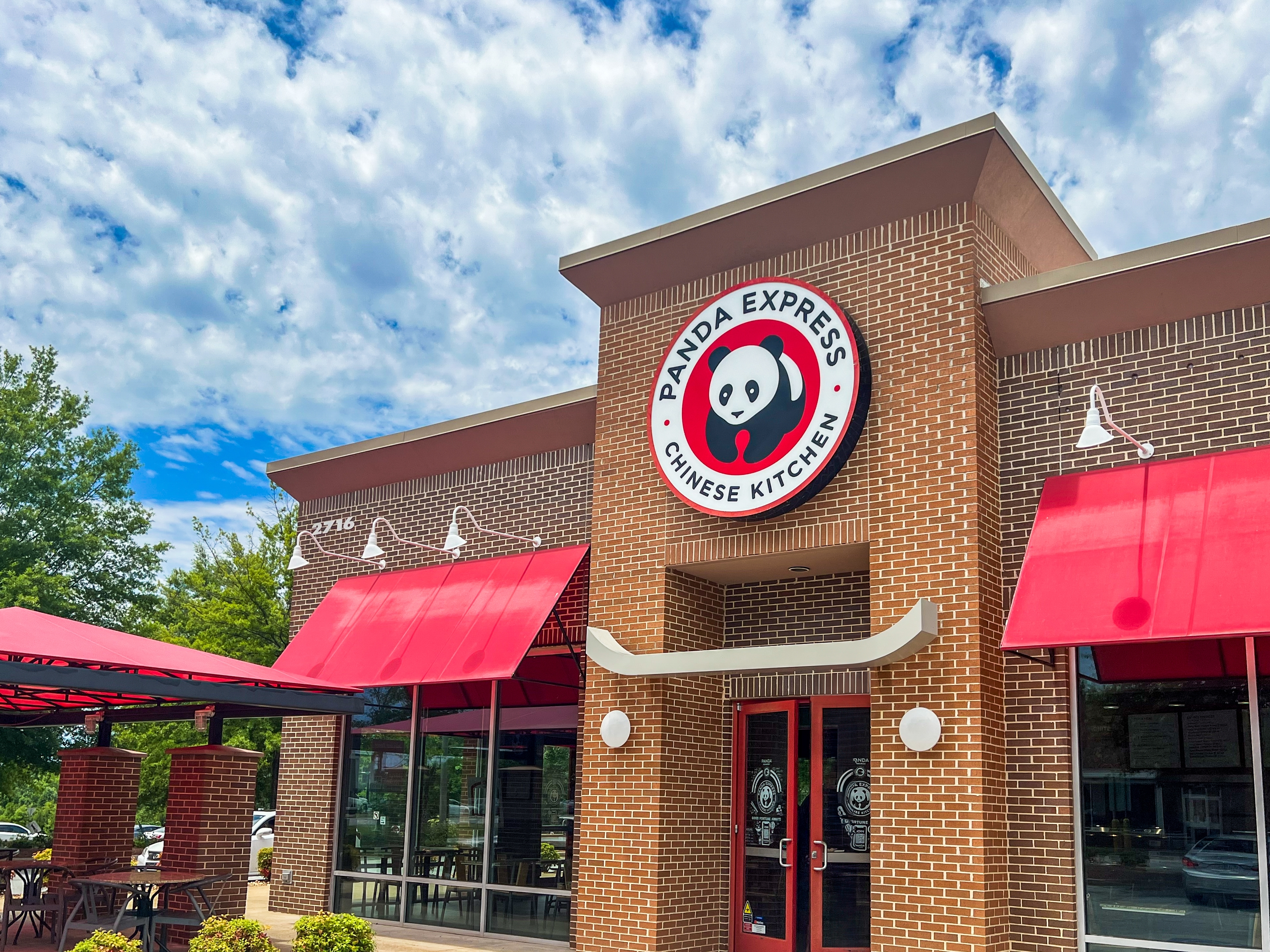 Video viral: captan a empleado de Panda Express parado sobre freidora mientras cocinaban