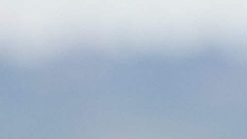 La exestrella del fútbol Ronaldinho saluda a los medios a su llegada al aeropuerto antes de la presentación del equipo de fútbol Ravenna de la Serie C (al que se incorpora como entrenador técnico y con el que disputará un partido) en Rávena, Italia, el jueves 20 de agosto de 2026.
