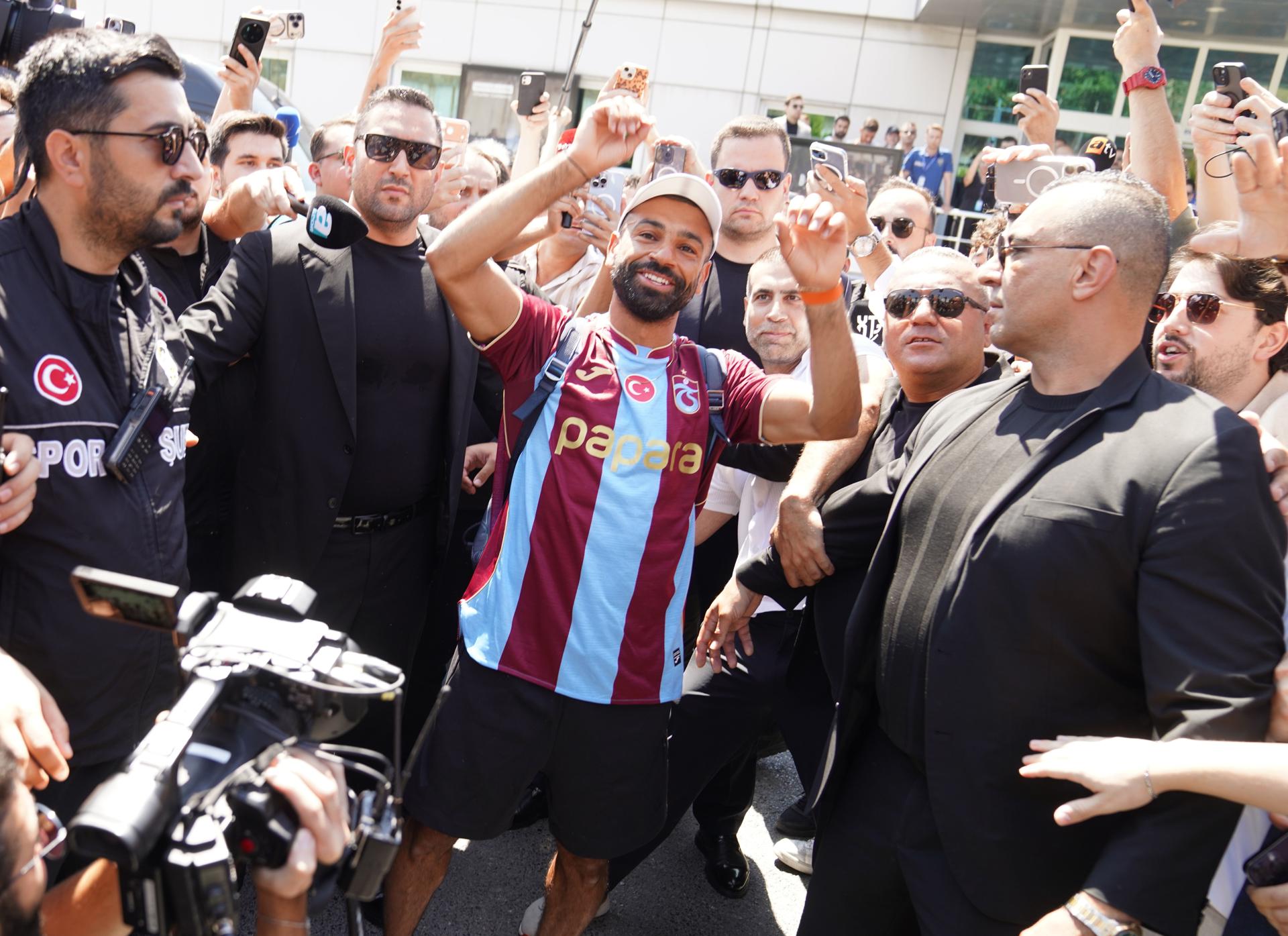 Mohamed Salah fue recibido como héroe en Turquía por incorporación al Trabzonspor