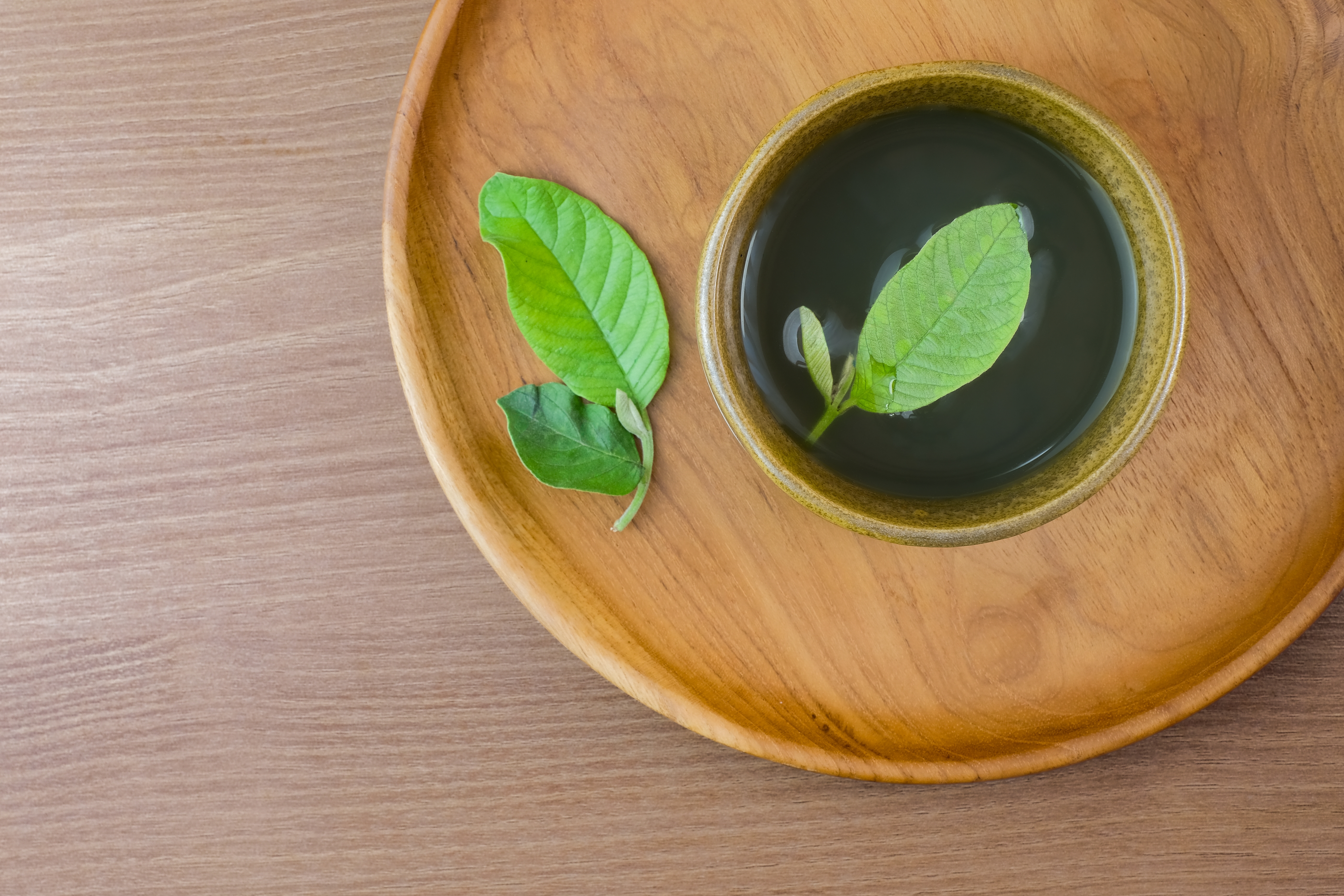 ¿El secreto mejor guardado de la abuela? 6 razones científicas por las que debes tomar té de hojas de guayaba