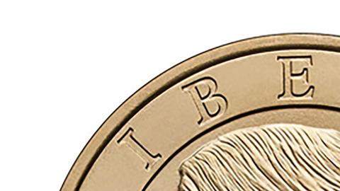 Combo de fotografías cedidas por la Casa de la Moneda de Estados Unidos que muestra una moneda de un dolar, con el rostro del presidente de Estados Unidos, Donald Trump.