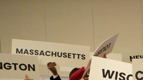 Integrantes de la Confraternidad de Entidades Pentecostales de las Américas (Cepa), sostienen carteles durante una rueda de prensa este martes, en Washington D.C.