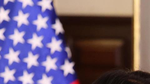 La presidenta de Perú, Keiko Fujimori (i), saluda al secretario de Estado de Estados Unidos, Marco Rubio, durante una rueda de prensa este jueves, en Lima (Perú).