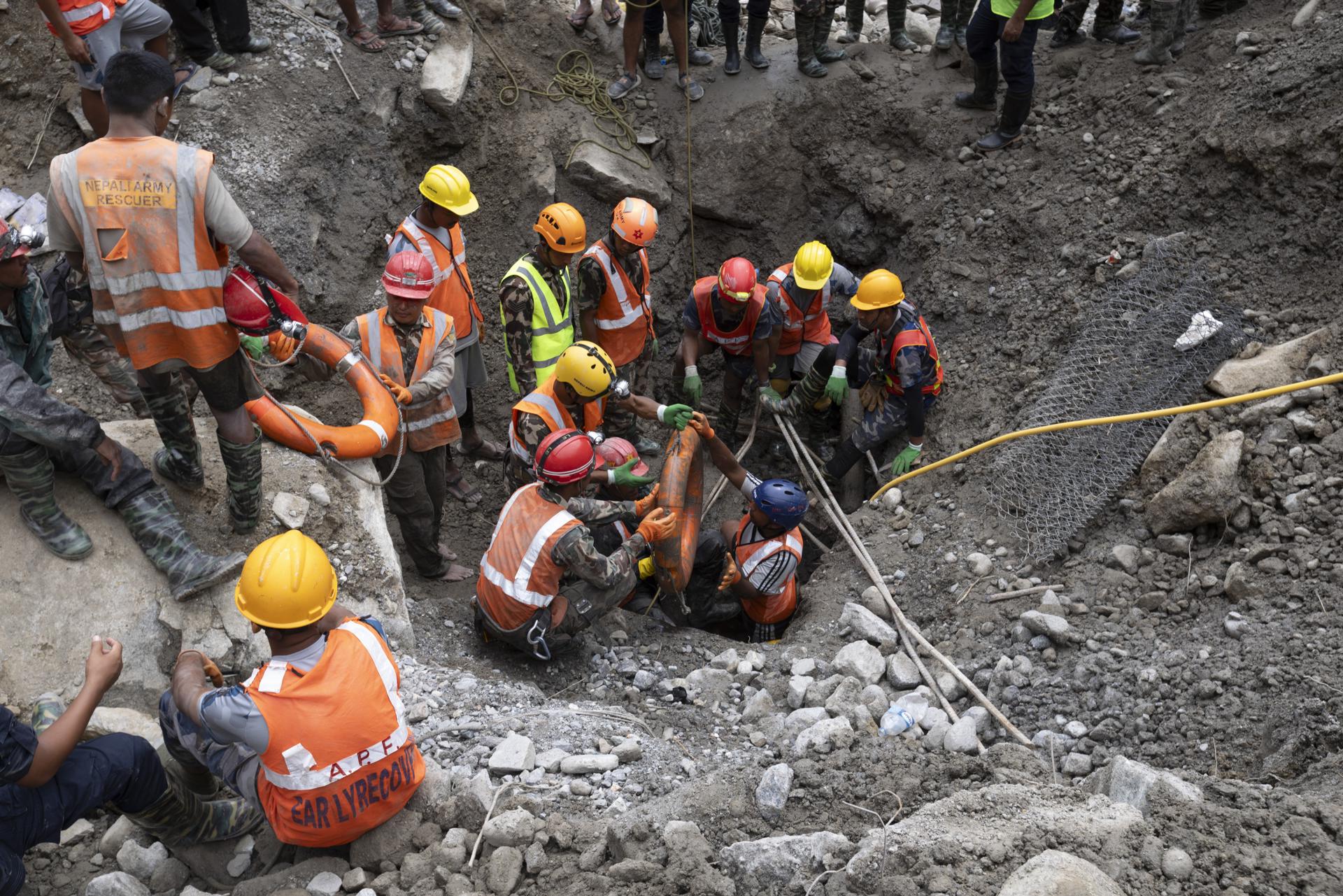 2 trabajadores fueron rescatados tras 9 días bajo los escombros de la devastadora avalancha en Nepal