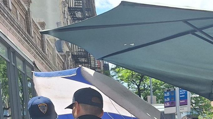 La medida alcanza a los vendedores ambulantes, los más vulnerables a decomisos y remoción de sus puestos.