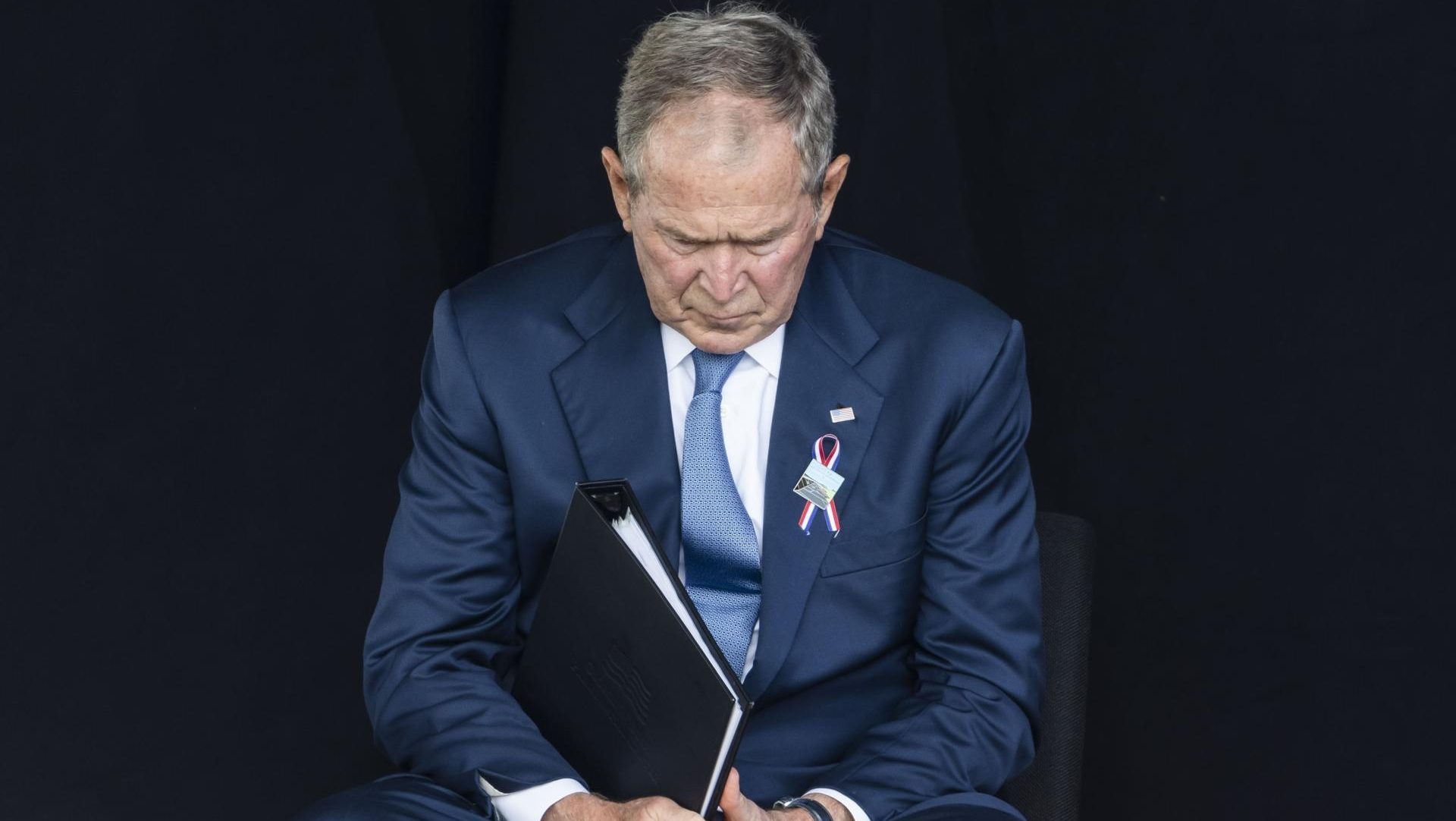 George Bush recrea en un lienzo el instante en que supo del ataque al WTC
