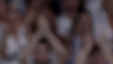 El delantero del Real Madrid Vinicius Jr. aplaude a la afición tras su cambio durante el encuentro correspondiente a la Liga de Campeones que disputan Real Madrid e Inter de Milán, este martes en el estadio Santiago Bernabéu, en Madrid.