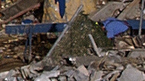 Los equipos de rescate pasan cubos llenos de escombros mientras buscan víctimas entre los restos de las Torres Gemelas del World Trade Center.