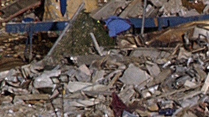 Los equipos de rescate pasan cubos llenos de escombros mientras buscan víctimas entre los restos de las Torres Gemelas del World Trade Center.