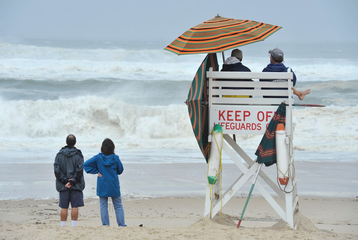 Intensa búsqueda en Fire Island por un nadador arrastrado durante la tormenta del noreste